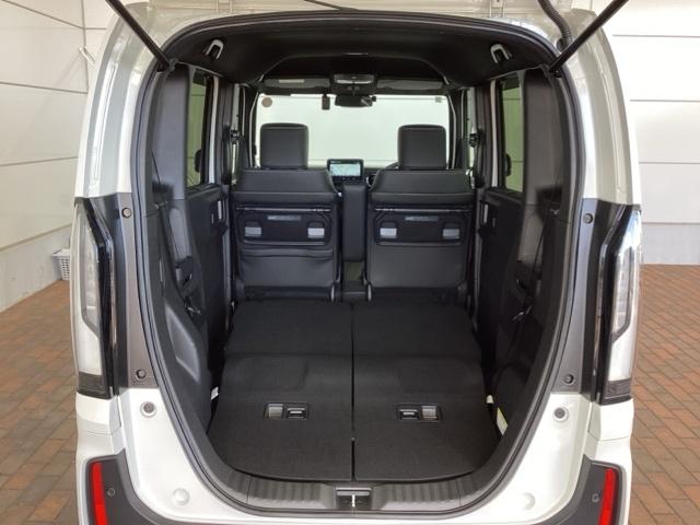 リアシートを倒すと、ラゲッジスペースを広くお使いいただけます！