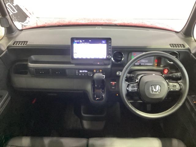 使いやすいレイアウトのダッシュボード周辺です。オートエアコンや小物入れなど嬉しい装備が満載です。