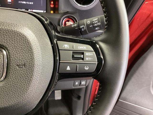 クルーズコントロールを装備しています。高速道路などで一定の速度で走ってくれるので運転が楽ですよ！速度を設定できますので、スピードの出しすぎにも注意できます。