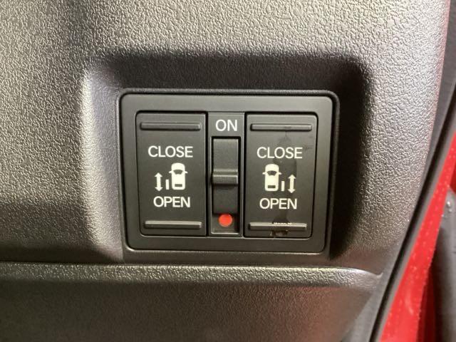 左右両側パワースライドドアが付いています。ワンタッチで簡単にお子様でも、お年寄りの方でも、開閉できますからとても便利です。キーレスや車内スイッチでも自動でドアの開閉ができます。