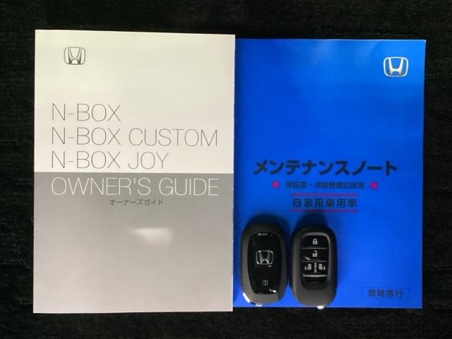 スマートキーは鍵をバッグに入れたままでもドアロックの開閉やエンジンのＯＮ・ＯＦＦができます。夜間や雨の日も鍵を探さなくて良いので便利です。