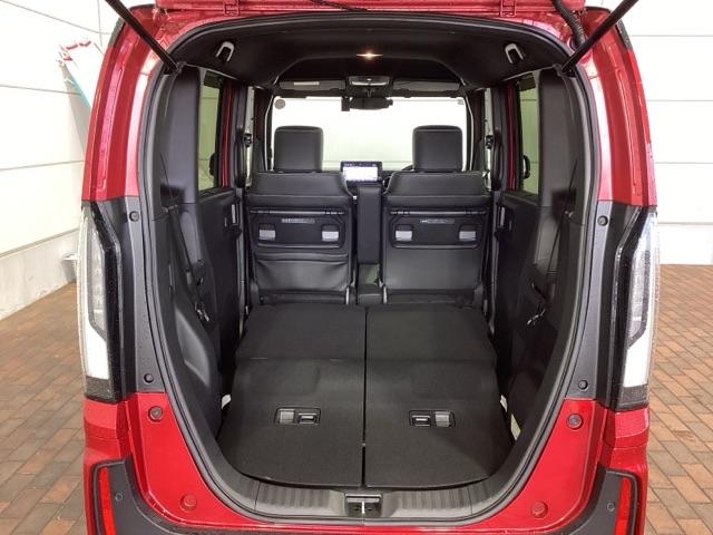 リアシートを倒すと、ラゲッジスペースを広くお使いいただけます！