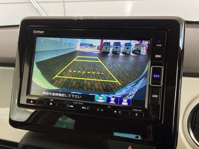 リバースギアに入れるだけで後方の表示へ切り替わります。夜間や雨の日の駐車も楽になりますよ。