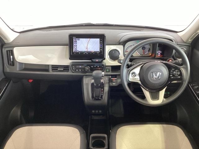 使いやすいレイアウトのダッシュボード周辺です。オートエアコンや小物入れなど嬉しい装備が満載です。