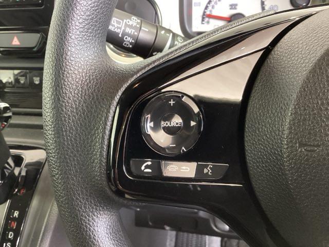 ステアリングにオーディオ操作スイッチが付いています。オーディオ画面に直接タッチしなくても操作が出来ますので、運転に集中できます。