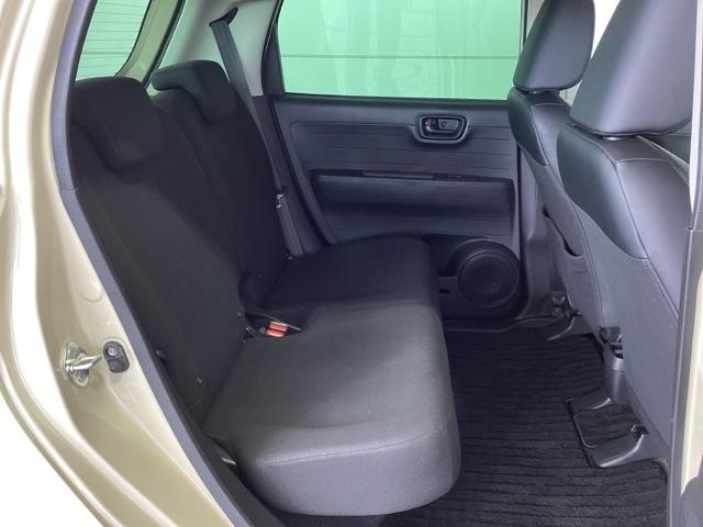 後席も余裕の広さ！ゆったりくつろげます！！