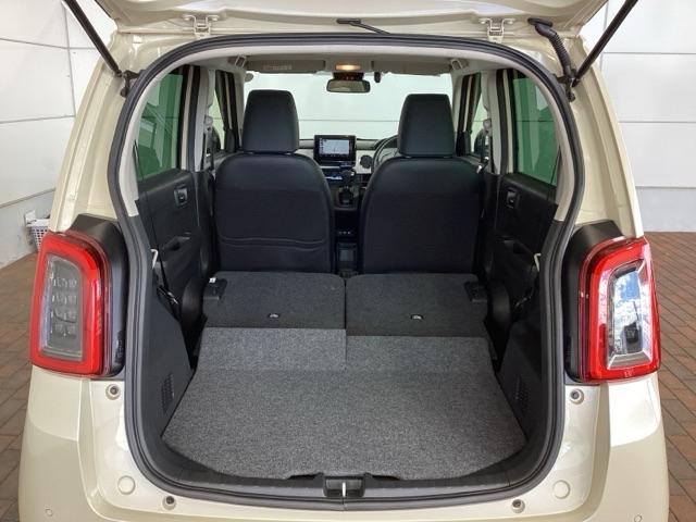 リアシートを倒すと、ラゲッジスペースを広くお使いいただけます！