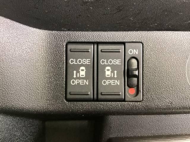 左右両側パワースライドドアが付いています。ワンタッチで簡単にお子様でも、お年寄りの方でも、開閉できますからとても便利です。キーレスや車内スイッチでも自動でドアの開閉ができます。