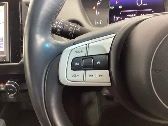 ステアリングにオーディオ操作スイッチが付いています。オーディオ画面に直接タッチしなくても操作が出来ますので、運転に集中できます。