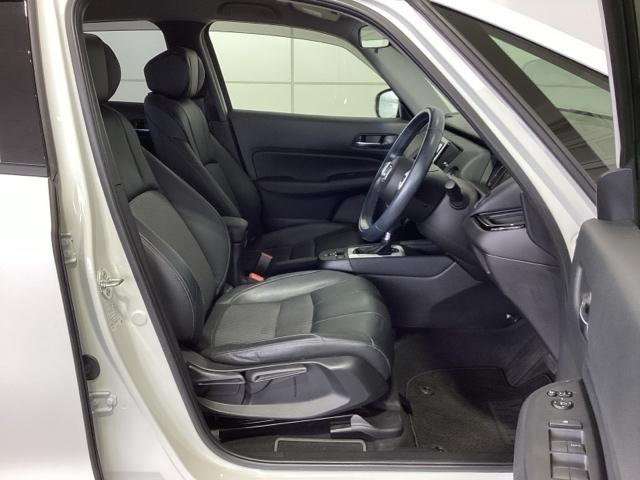 程よい硬さとホールド性が高くロングドライブも疲れにくいシートです。