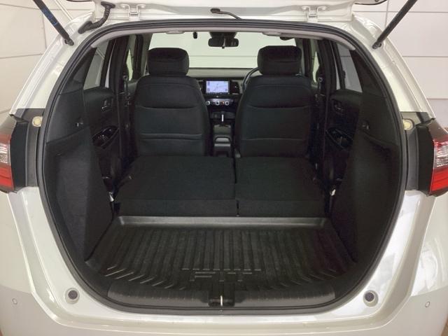 リア席を倒せば広々とした空間の出来上がり！床が低くフラットになり、天井までの高さがありますので積載が便利です。