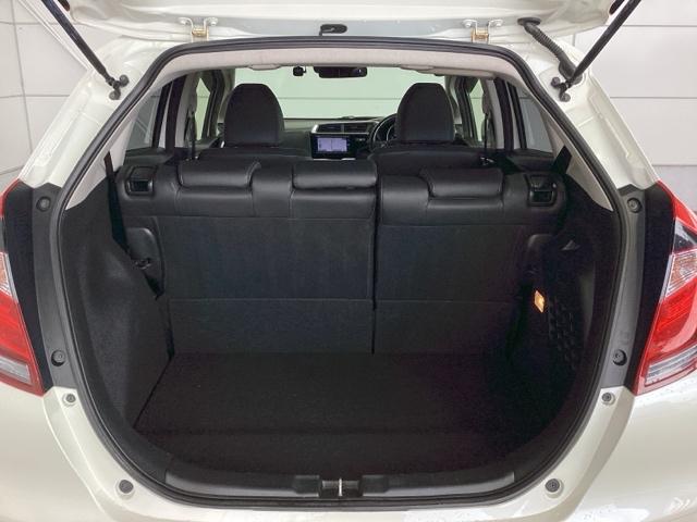 フィットハイブリッド Ｌホンダセンシング　１年保証　ナビ　ＶＸＭ－１７４ＶＦｉ　ＴＶ　Ｒカメラ　ＣＤ録音　ＢＴオ－ディオ　ＤＶＤ　ＥＴＣ　ＬＥＤライト　ＶＳＡ　クルコン　アルミ　スマ－トキ－　盗難防止装置　整備記録簿　ＡＡＣ　スペアキ－　禁煙（36枚目）