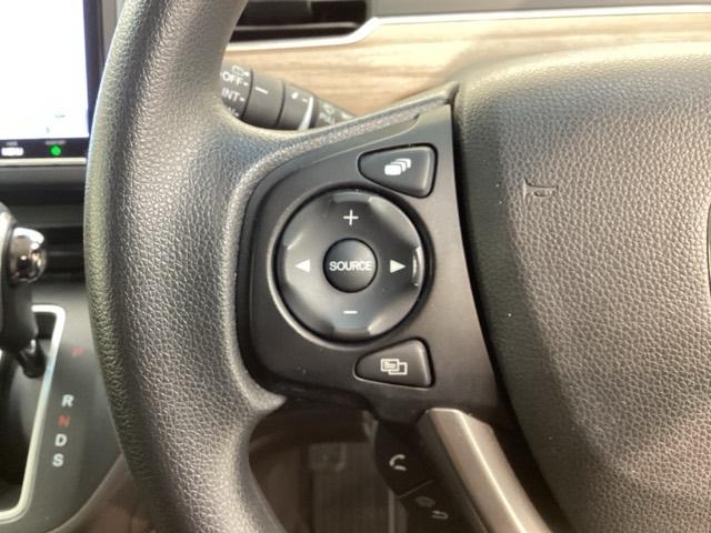 �X�e�A�����O�ɃI�[�f�B�I����X�C�b�`���t���Ă��܂��B�I�[�f�B�I��ʂɒ��ڃ^�b�`���Ȃ��Ă����삪�o���܂��̂ŁA�^�]�ɏW���ł��܂��B