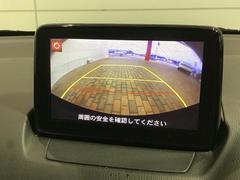 リバースギアに入れるだけで後方の表示へ切り替わります。夜間や雨の日の駐車も楽になりますよ。 5