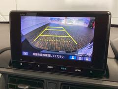リバースギアに入れるだけで後方の表示へ切り替わります。夜間や雨の日の駐車も楽になりますよ。 6