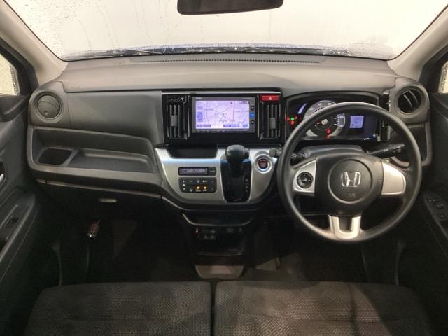 使いやすいレイアウトのダッシュボード周辺です。オートエアコンや小物入れなど嬉しい装備が満載です。