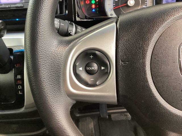 ステアリングにオーディオ操作スイッチが付いています。オーディオ画面に直接タッチしなくても操作が出来ますので、運転に集中できます。