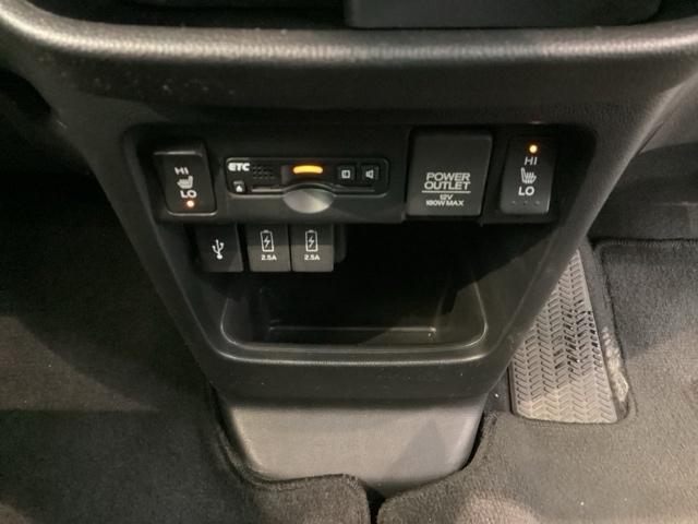 フロント両席にはシートヒーターが付いています!寒い日に便利な装備ですね。