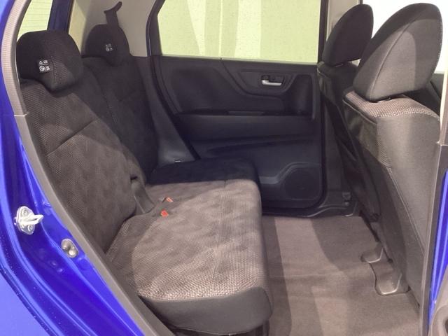 後席も余裕の広さ!ゆったりくつろげます!!