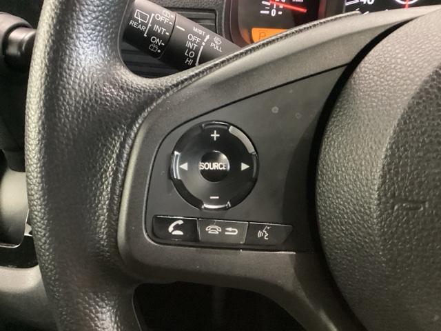 ステアリングにオーディオ操作スイッチが付いています。オーディオ画面に直接タッチしなくても操作が出来ますので、運転に集中できます。