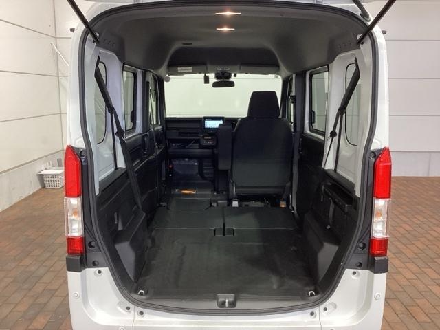 テールゲートからリアシート、助手席までがフラットにつながる、広々とした空間を実現しています。
