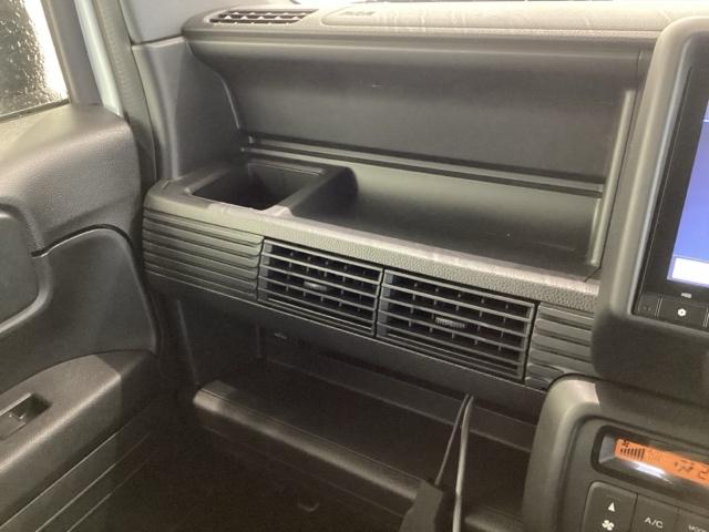 専門業者にて内外装のクリーニングを実施しております!