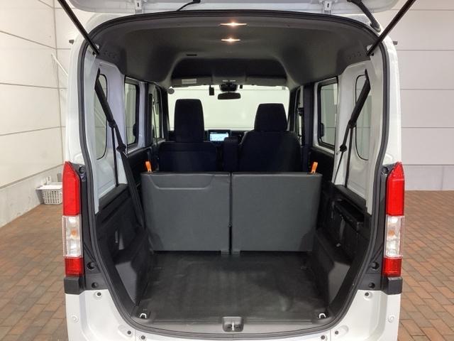 専門業者にて内外装のクリーニングを実施しております!