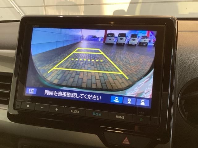 リバースギアに入れるだけで後方の表示へ切り替わります。夜間や雨の日の駐車も楽になりますよ。