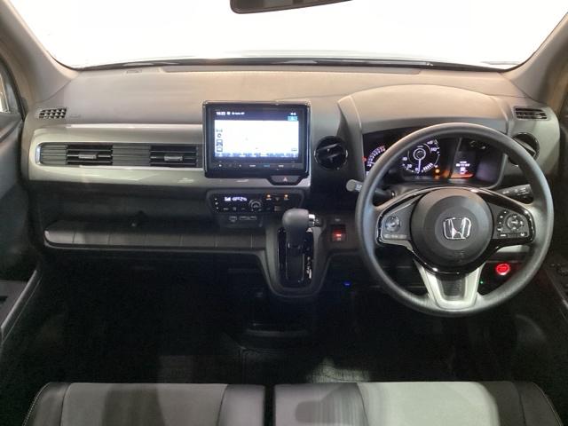 使いやすいレイアウトのダッシュボード周辺です。オートエアコンや小物入れなど嬉しい装備が満載です。