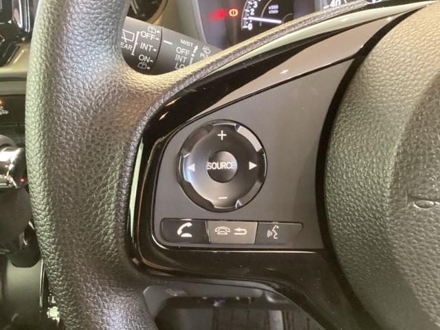 ステアリングにオーディオ操作スイッチが付いています。オーディオ画面に直接タッチしなくても操作が出来ますので、運転に集中できます。