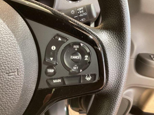 クルーズコントロールを装備しています。高速道路などで一定の速度で走ってくれるので運転が楽ですよ！速度を設定できますので、スピードの出しすぎにも注意できます。