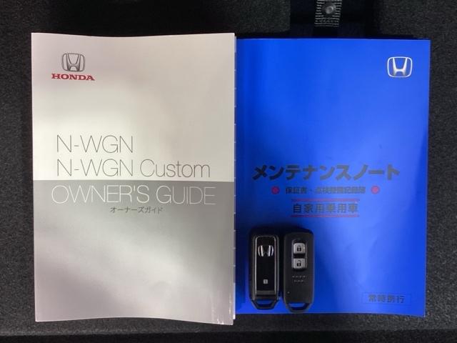 スマートキーは鍵をバッグに入れたままでもドアロックの開閉やエンジンのＯＮ・ＯＦＦができます。夜間や雨の日も鍵を探さなくて良いので便利です。