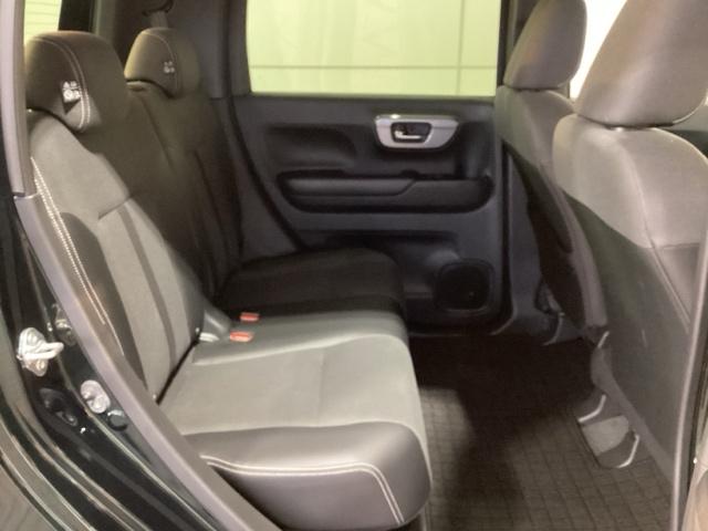 後席も余裕の広さ！ゆったりくつろげます！！