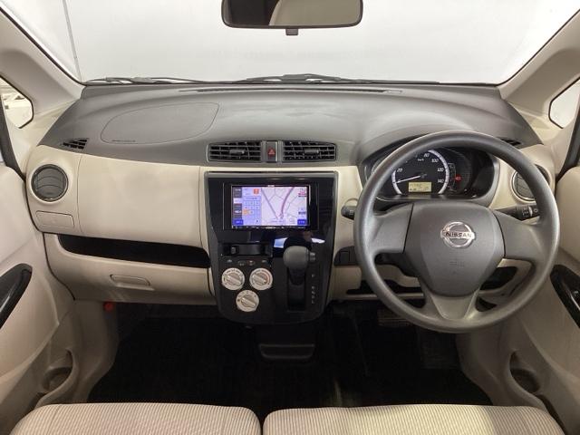 使いやすいレイアウトのダッシュボード周辺です。オートエアコンや小物入れなど嬉しい装備が満載です。