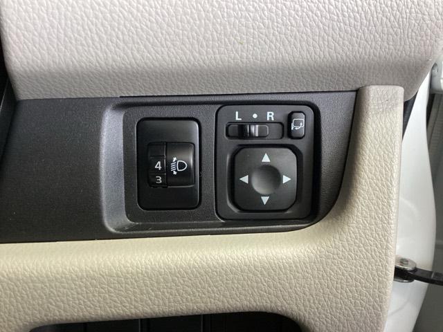 狭い駐車場で便利な電動格納ドアミラーが付いています。