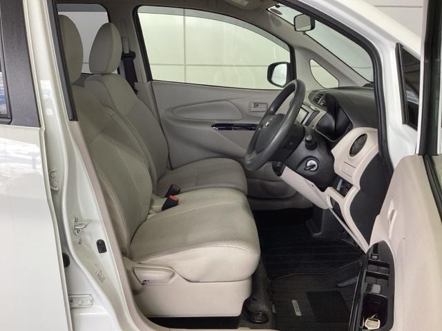 シートは厚めのクッションですのでゆったり座れますよ。