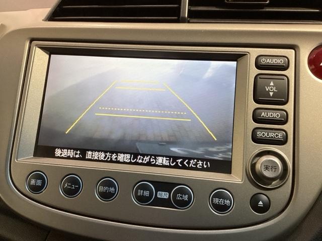 リバースギアに入れるだけで後方の表示へ切り替わります。夜間や雨の日の駐車も楽になりますよ。