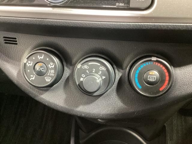 ヴィッツ Ｆ　１年保証　ワンオ－ナ－　音楽機器接続　ＥＴＣ　横滑り防止　キ－レス　整備記録簿　スペアキ－　ドアバイザ－　Ｗエアバッグ　エアコン　ワンオーナー　デュアルエアバック　エアバック付　ＡＢＳ付き　ＵＳＢ接続（6枚目）