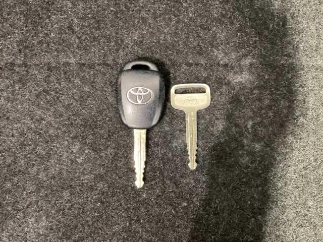 ヴィッツ Ｆ　１年保証　ワンオ－ナ－　音楽機器接続　ＥＴＣ　横滑り防止　キ－レス　整備記録簿　スペアキ－　ドアバイザ－　Ｗエアバッグ　エアコン　ワンオーナー　デュアルエアバック　エアバック付　ＡＢＳ付き　ＵＳＢ接続（12枚目）