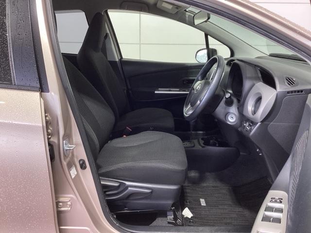 ヴィッツ Ｆ　１年保証　ワンオ－ナ－　音楽機器接続　ＥＴＣ　横滑り防止　キ－レス　整備記録簿　スペアキ－　ドアバイザ－　Ｗエアバッグ　エアコン　ワンオーナー　デュアルエアバック　エアバック付　ＡＢＳ付き　ＵＳＢ接続（13枚目）