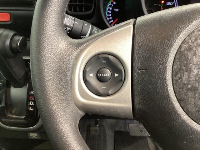 �X�e�A�����O�ɃI�[�f�B�I����X�C�b�`���t���Ă��܂��B�I�[�f�B�I��ʂɒ��ڃ^�b�`���Ȃ��Ă����삪�o���܂��̂ŁA�^�]�ɏW���ł��܂��B