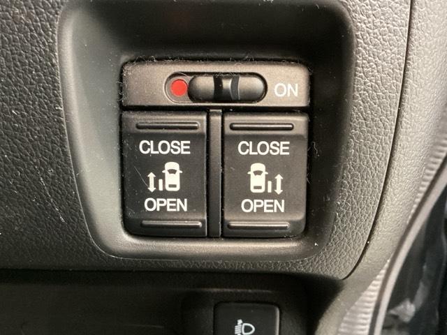 ���E�����p���[�X���C�h�h�A���t���Ă��܂��B�����^�b�`�ŊȒP�ɂ��q�l�ł��A���N���̕��ł��A�J�ł��܂�����ƂĂ��֗��ł��B�L�[���X��ԓ��X�C�b�`�ł������Ńh�A�̊J���ł��܂��B