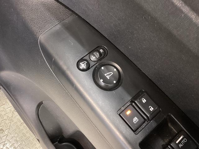 �������ԏ�ŕ֗��ȓd���i�[�h�A�~���[���t���Ă��܂��B