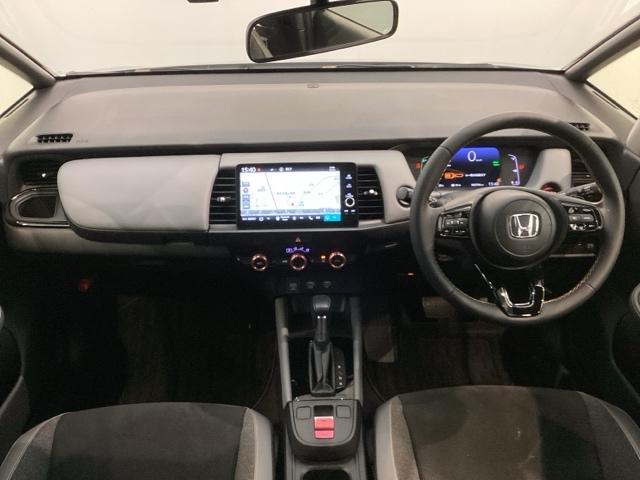 フィット ｅ：ＨＥＶＲＳ　Ｈ　ＳＥＮＳＩＮＧ　最長５年保証　ワンオ－ナ－　純正ナビ　ＴＶ　Ｒカメラ　ＢＴオ－ディオ　ＥＴＣ　ＬＥＤライト　ＶＳＡ　クルコン　アルミ　スマ－トキ－　盗難防止装置　整備記録簿　ＡＡＣ　スペアキ－（9枚目）