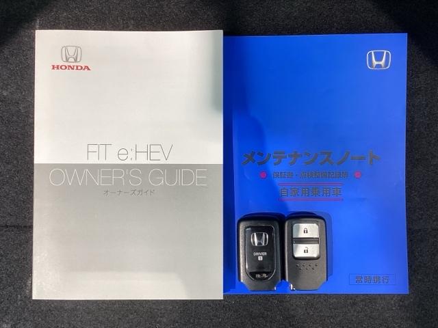 フィット ｅ：ＨＥＶＲＳ　Ｈ　ＳＥＮＳＩＮＧ　最長５年保証　ワンオ－ナ－　純正ナビ　ＴＶ　Ｒカメラ　ＢＴオ－ディオ　ＥＴＣ　ＬＥＤライト　ＶＳＡ　クルコン　アルミ　スマ－トキ－　盗難防止装置　整備記録簿　ＡＡＣ　スペアキ－（16枚目）