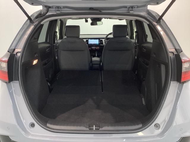 フィット ｅ：ＨＥＶＲＳ　Ｈ　ＳＥＮＳＩＮＧ　最長５年保証　ワンオ－ナ－　純正ナビ　ＴＶ　Ｒカメラ　ＢＴオ－ディオ　ＥＴＣ　ＬＥＤライト　ＶＳＡ　クルコン　アルミ　スマ－トキ－　盗難防止装置　整備記録簿　ＡＡＣ　スペアキ－（19枚目）