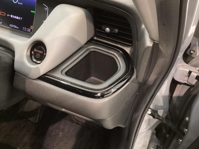 フィット ｅ：ＨＥＶＲＳ　Ｈ　ＳＥＮＳＩＮＧ　最長５年保証　ワンオ－ナ－　純正ナビ　ＴＶ　Ｒカメラ　ＢＴオ－ディオ　ＥＴＣ　ＬＥＤライト　ＶＳＡ　クルコン　アルミ　スマ－トキ－　盗難防止装置　整備記録簿　ＡＡＣ　スペアキ－（27枚目）