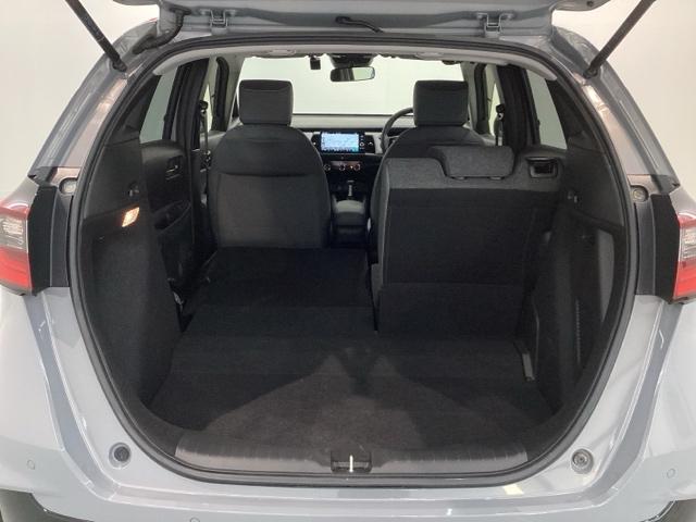 フィット ｅ：ＨＥＶＲＳ　Ｈ　ＳＥＮＳＩＮＧ　最長５年保証　ワンオ－ナ－　純正ナビ　ＴＶ　Ｒカメラ　ＢＴオ－ディオ　ＥＴＣ　ＬＥＤライト　ＶＳＡ　クルコン　アルミ　スマ－トキ－　盗難防止装置　整備記録簿　ＡＡＣ　スペアキ－（34枚目）