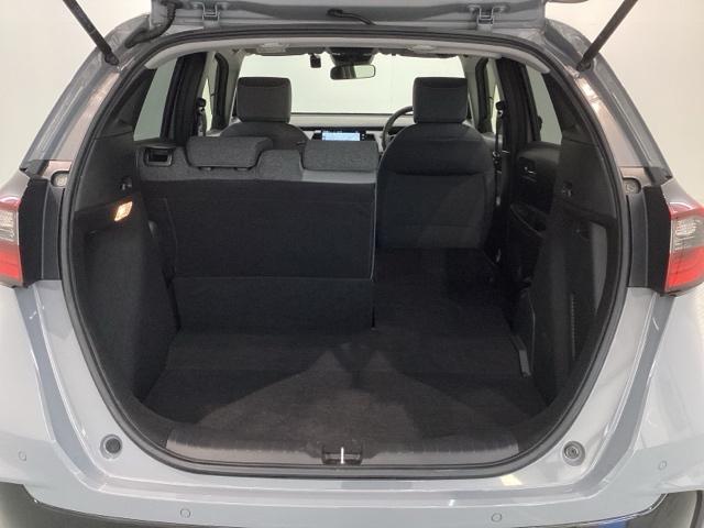 フィット ｅ：ＨＥＶＲＳ　Ｈ　ＳＥＮＳＩＮＧ　最長５年保証　ワンオ－ナ－　純正ナビ　ＴＶ　Ｒカメラ　ＢＴオ－ディオ　ＥＴＣ　ＬＥＤライト　ＶＳＡ　クルコン　アルミ　スマ－トキ－　盗難防止装置　整備記録簿　ＡＡＣ　スペアキ－（35枚目）