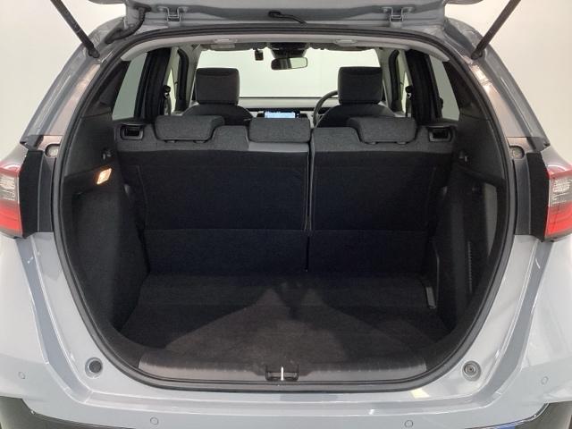 フィット ｅ：ＨＥＶＲＳ　Ｈ　ＳＥＮＳＩＮＧ　最長５年保証　ワンオ－ナ－　純正ナビ　ＴＶ　Ｒカメラ　ＢＴオ－ディオ　ＥＴＣ　ＬＥＤライト　ＶＳＡ　クルコン　アルミ　スマ－トキ－　盗難防止装置　整備記録簿　ＡＡＣ　スペアキ－（36枚目）